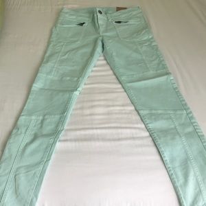Never worn NWT American Eagle mint green jeggings